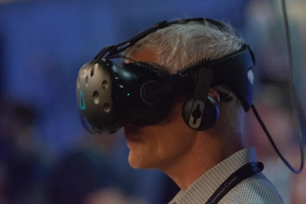 En mand spiller et videospil ved hjælp af virtual reality briller - Stock-foto
