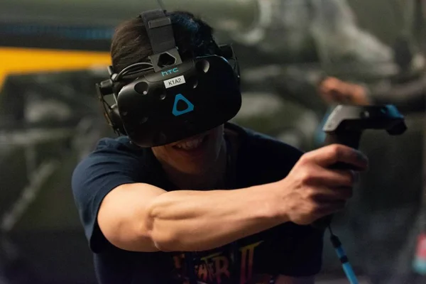 一个人用虚拟现实眼镜玩电子游戏 — 图库照片