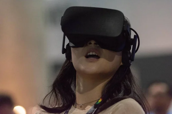 Žena hraje video hry pomocí virtuální realita brýle — Stock fotografie