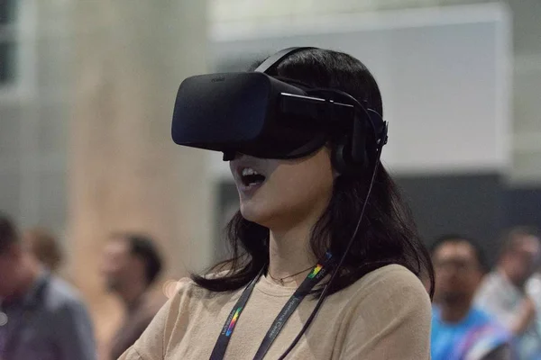 Une femme joue à un jeu vidéo en utilisant des lunettes de réalité virtuelle — Photo