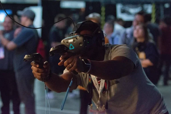 Чоловік грає відео-гра, за допомогою віртуальної реальності окуляри — стокове фото