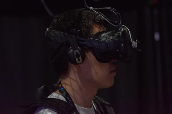 A man plays a video game using virtual reality glasses — Stock Photo, Image