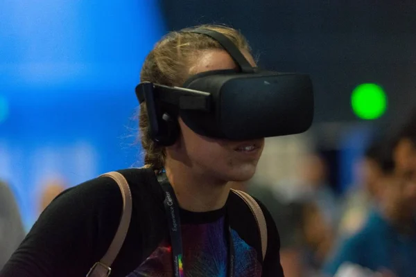 Una mujer juega un videojuego usando gafas de realidad virtual —  Fotos de Stock