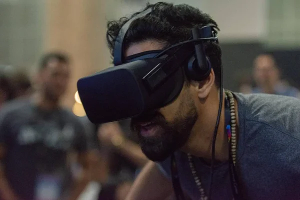 Мужчина играет в видеоигру, используя очки виртуальной реальности — стоковое фото