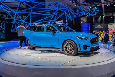 Ford Mustang Mach-E SUv Los Angeles Otomobil Fuarı sırasında sergileniyor.