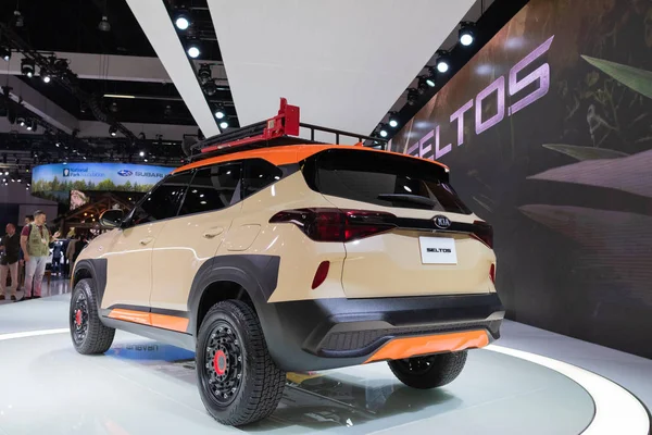 Kia Seltos compacte Suv tentoongesteld tijdens de Los Angeles Auto Show. — Stockfoto