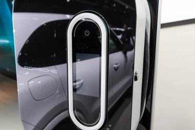 Los Angeles Otomotiv sırasında Porsche elektrikli taşıt şarj istasyonu