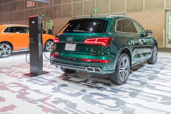 Audi Q5 PHEV hybrid on display during Los Angeles Auto Show. — Stock Photo, Image