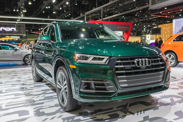 Audi Q5 PHEV hybrid on display during Los Angeles Auto Show. — Stock Photo, Image