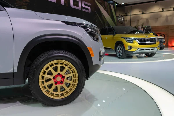 Kia Seltos kompakt Suv visas under Los Angeles Auto Show. — Stockfoto