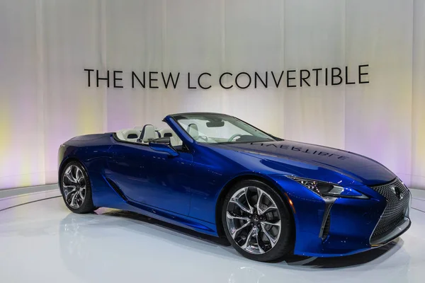 Lexus Lc500 Üstü açılır araba Los Angeles Otomobil Fuarı sırasında sergileniyor. — Stok fotoğraf