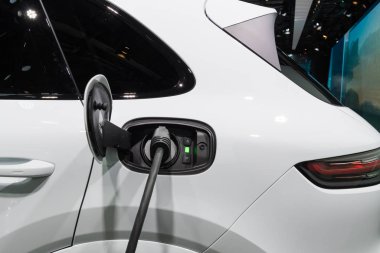 Porsche Cayenne E-Hybrid Los Angeles Otomobil Fuarı sırasında sergileniyor