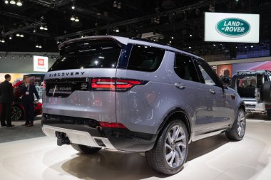 Los Angeles Otomobil Fuarı sırasında Land Rover Discovery sergileniyor.