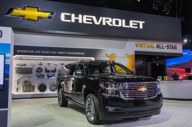 Chevrolet Suburban Los Angeles Otomobil Fuarı sırasında sergileniyor.