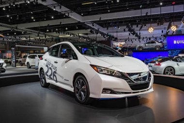 2019 Nissan Leaf Plus Los Angeles Otomobil Fuarı sırasında sergileniyor.