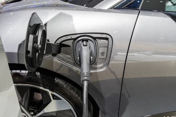 Electric vehicle Charging on display during Los Angeles Auto Sho — Stock Photo, Image