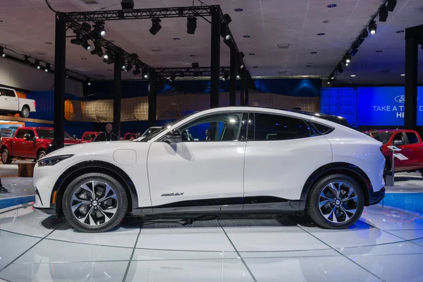 Ford Mustang Mach-E Suv en montre au Los Angeles Auto Show. — Photo