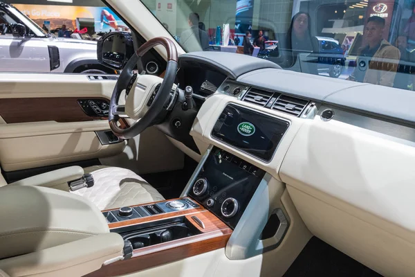 Land Rover Range Rover показали на автосалоне в Лос-Анджелесе. — стоковое фото