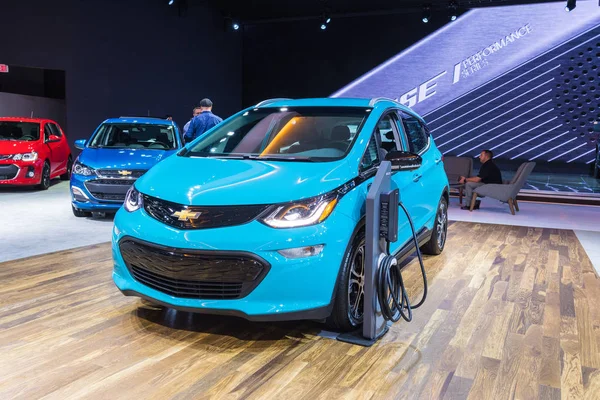 Chevrolet Bolt Ev ładowanie samochodów elektrycznych na wyświetlaczu — Zdjęcie stockowe