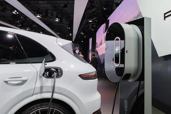 Porsche Cayenne E-Hybrid on display during Los Angeles Auto Show — Stock Photo, Image