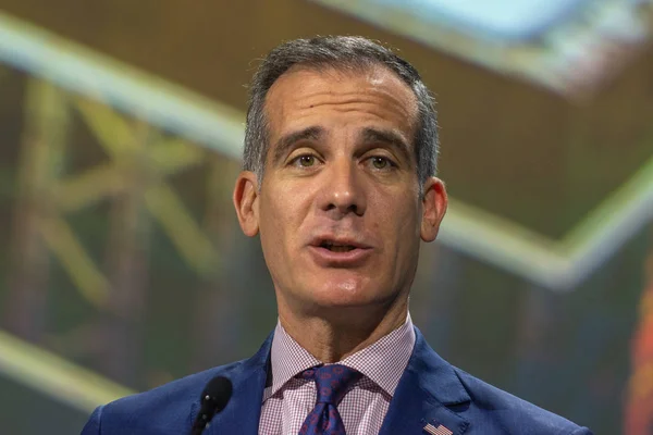 Burmistrz Los Angeles Eric Garcetti przemawia na La Auto Show. — Zdjęcie stockowe