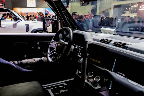 Defensor de tierras en exhibición durante el Auto Show de Los Ángeles. —  Fotos de Stock