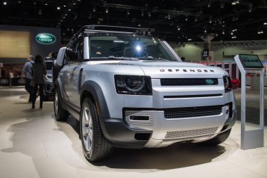 Los Angeles Otomobil Fuarı sırasında Land Rover Defender ekranda.