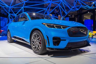 Ford Mustang Mach-E SUv Los Angeles Otomobil Fuarı sırasında sergileniyor.