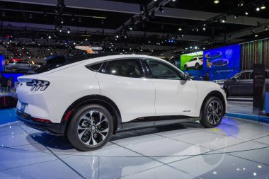 Ford Mustang Mach-E SUv Los Angeles Otomobil Fuarı sırasında sergileniyor.