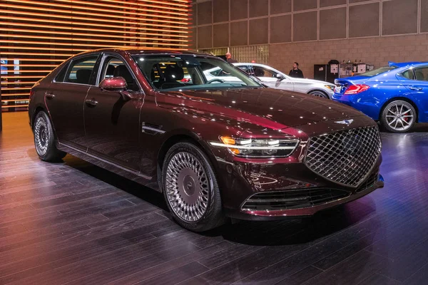 Genesis G90 visas under Los Angeles Auto Show. — Stockfoto