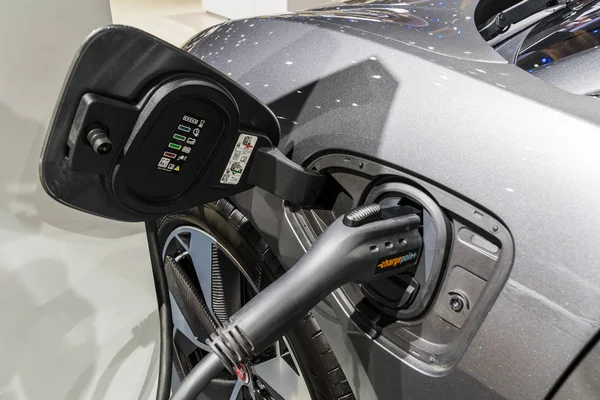Electric vehicle Charging on display during Los Angeles Auto Sho — Stock Photo, Image