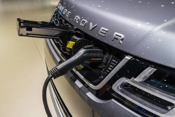 Range Rover Sport - Plug-In Hybrid Electric SUV — Stock Photo, Image