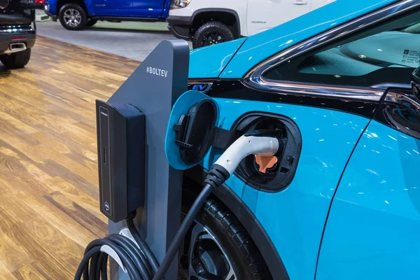 Chevrolet Bolt EV electric car charging on display — Stock Photo, Image