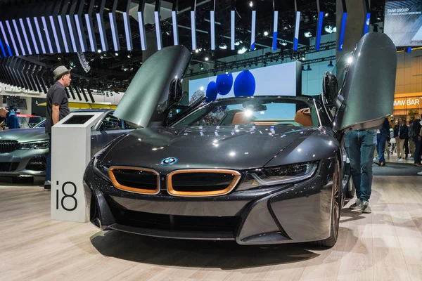 BMW i8 Convertible on display during Los Angeles Auto Show. — Stock Photo, Image