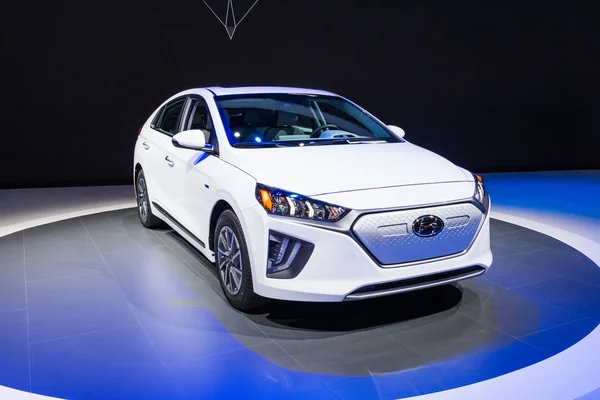 Hyundai Ioniq elektrisch tentoongesteld tijdens de Los Angeles Auto Show. — Stockfoto