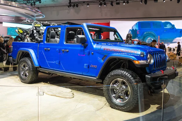 Jeep Gladiator στην οθόνη κατά τη διάρκεια του Λος Άντζελες Auto Show. — Φωτογραφία Αρχείου