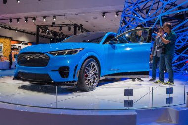 Ford Mustang Mach-E SUv Los Angeles Otomobil Fuarı sırasında sergileniyor.