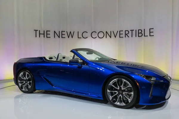 Lexus LC500 Cabriolet vises under Los Angeles Auto Show. - Stock-foto