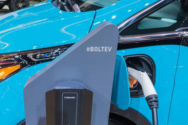 Chevrolet Bolt EV electric car charging on display — Stock Photo, Image