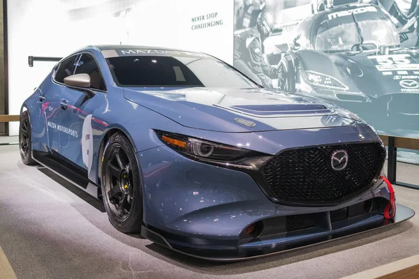 Mazda 3 Tcr visas under Los Angeles Auto Show. — Stockfoto