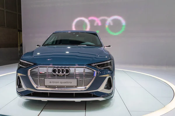 Audi e-tron quattro electric SUV on display during Los Angeles A — Stock Photo, Image