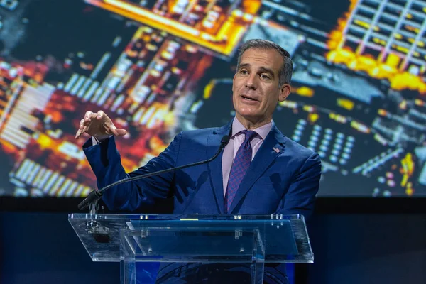 Der Bürgermeister von Los Angeles Eric Garcetti spricht auf der La Auto Show. — Stockfoto