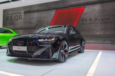 Audi Rs6 Avant Los Angeles Otomobil Fuarı sırasında sergileniyor.