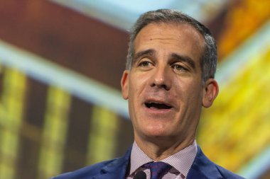 Los Angeles Belediye Başkanı Eric Garcetti, La Auto Show 'da konuşuyor..