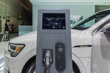 Los Angeles Otomobil Fuarı sırasında elektrikli taşıt şarj istasyonu.