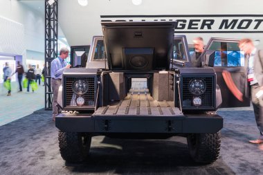 Bollinger B1 elektrikli kamyonu Los Angeles S Otomobili sırasında sergileniyor