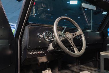 Bollinger B2 elektrikli kamyonu Los Angeles S Otomobili sırasında sergileniyor