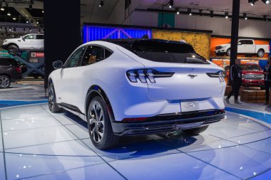 Ford Mustang Mach-E SUv Los Angeles Otomobil Fuarı sırasında sergileniyor.