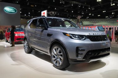 Los Angeles Otomobil Fuarı sırasında Land Rover Discovery sergileniyor.