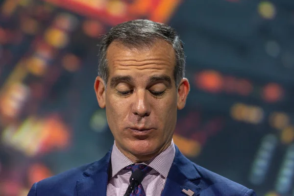 Burmistrz Los Angeles Eric Garcetti przemawia na La Auto Show. — Zdjęcie stockowe